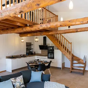 Appartement Loft équipé Au Cœur D'un Domaine Viticole, Campsas